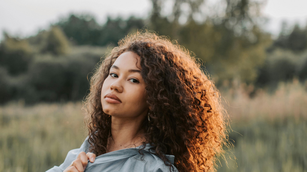 Tame frizzy hair without silicones